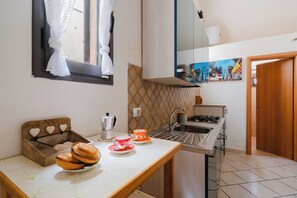 Fridge, oven, stovetop, coffee/tea maker