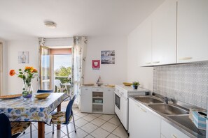 Refrigerador, horno, parrilla de estufa y utensilios de cocina 