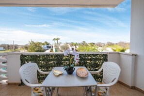 Outdoor dining - Holiday Home 'Blue Dream Vista Mare' with Sea View, Wi-Fi and Air Conditioning (Porto Cesareo)