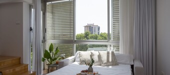 Ce charmant penthouse en duplex pour 4 personnes est la combinaison parfaite d'espace, de lumière et de confort. Au rez-de-chaussée, vous trouverez un studio cosy avec un lit double de 150 cm dans le coin nuit, partiellement séparé du séjour par un 