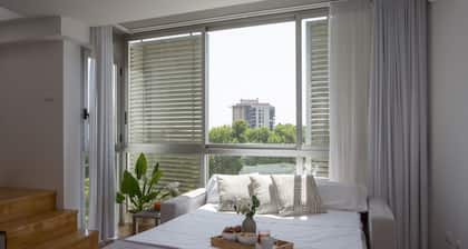 This charming duplex penthouse for 4 people is the perfect combination of spaciousness, light, and comfort. On the lower floor, you'll find a cozy studio with a 150 cm double bed in the sleeping area, partially separated from the living room by a wall fo