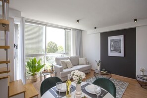 Dining - This charming duplex penthouse for 4 people is the perfect combination of spaciousness, light, and comfort. On the lower floor, you'll find a cozy studio with a 150 cm double bed in the sleeping area, partially separated from the living room by a wall fo (Castelló de la Plana)