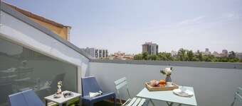 This charming duplex penthouse for 4 people is the perfect combination of spaciousness, light, and comfort. On the lower floor, you'll find a cozy studio with a 150 cm double bed in the sleeping area, partially separated from the living room by a wall fo