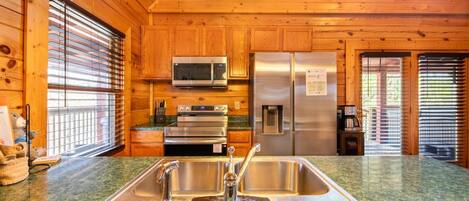 冷蔵庫、電子レンジ、オーブン、コンロ