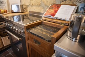 Fridge, coffee/tea maker