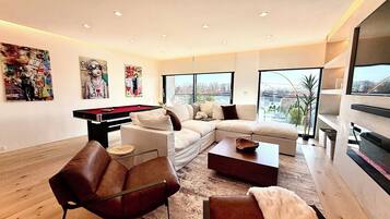 Smart TV, fireplace, table tennis, music library