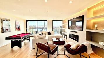 Smart TV, fireplace, table tennis, music library