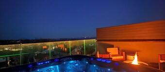 4-bd modern luxury water view townhome with hot tub close to beach