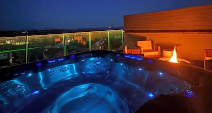 4-bd modern luxury water view townhome with hot tub close to beach