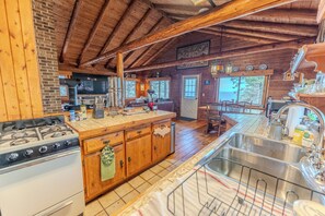 冷蔵庫、電子レンジ、オーブン、コンロ