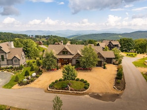 Un quartier résidentiel composé de plusieurs maisons, doté d’une allée bien entretenue et offrant une vue sur les montagnes lointaines.