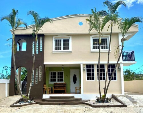 Cozy 2-bedroom apartment in beautiful Yauco with AC, WiFi