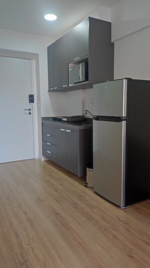 Een koelkast, een microgolfoven, een kookplaat