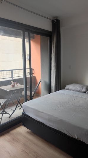 1 slaapkamer, een bureau, wifi, beddengoed