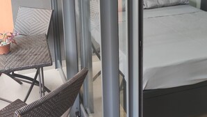 A modern room with a bed, a small table, and a chair. - Charming studio next to PUC-SP, Allianz Parque and Pacaembu (Perdizes São Paulo)