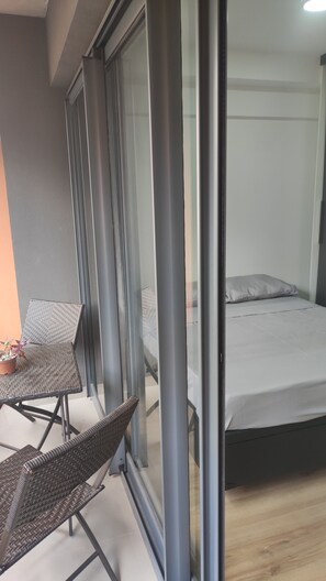 1 bedroom, desk, WiFi, bed sheets