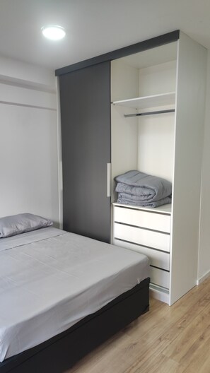 1 bedroom, desk, WiFi, bed sheets