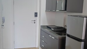 A kitchen with a refrigerator, a microwave, and a sink. - Charming studio next to PUC-SP, Allianz Parque and Pacaembu (Perdizes São Paulo)