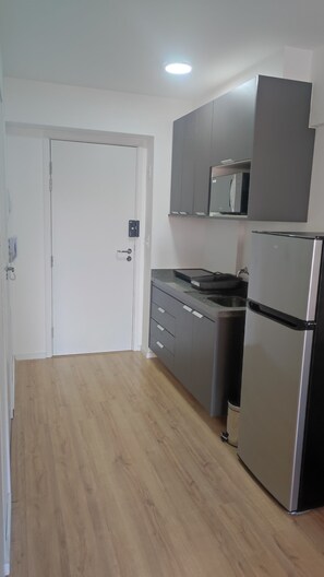 Fridge, microwave, stovetop, cookware/dishes/utensils