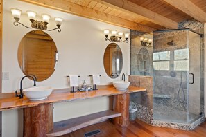 Shower, towels - Log Cabin with Modern Amenities–Lazy Oaks Lodge (Banner Elk)