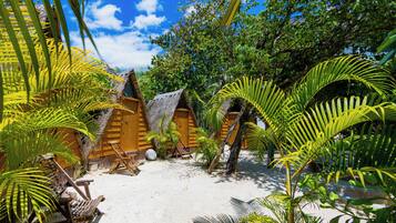 Bungalow, terrasse, hageutsikt | Wi-fi (inkludert) og sengetøy