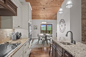 Réfrigérateur, lave-vaisselle, cafetière/bouilloire