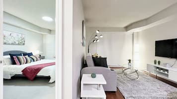 Premium appartement | Woonruimte | Een 65-inch smart-tv met kabelzenders