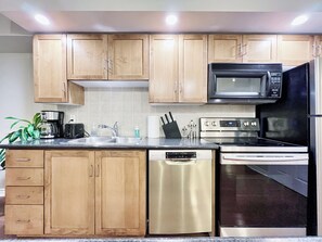 Premium-Apartment | Eigene Küche | Großer Kühlschrank, Mikrowelle, Ofen, Herdplatte