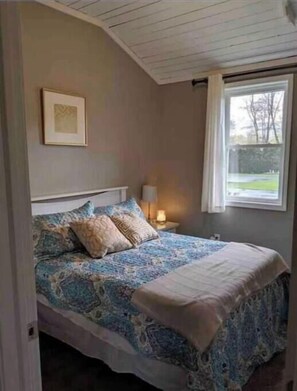 4 bedrooms, desk, iron/ironing board, free WiFi - Spacious 4-bedroom waterfront house in Sylvan Beach with private yard and dock. (Blossvale)