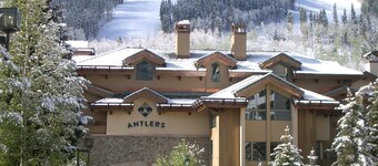 Spacious 3 Bedroom Condo in Lionshead Village - 100 Yards to Lift, Pool, hot Tub!