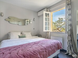 2 bedrooms, iron/ironing board, WiFi