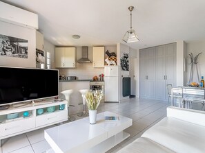 TV - Le Clos Sainte Anne by Interhome (Saint-Tropez)