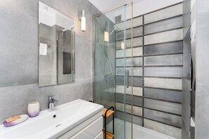 Dusche, kostenlose Toilettenartikel, Haartrockner, Handtücher