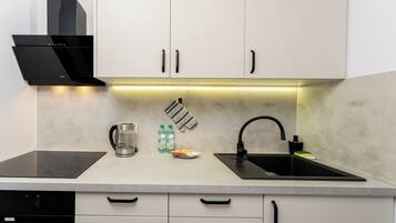 Frigorífic, forn, placa de cuina i cafetera i tetera