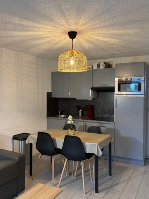 Réfrigérateur, micro-ondes, four, cafetière/bouilloire