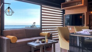 Ein modernes Wohnzimmer mit einer Couch, einem Couchtisch und einem Fernseher.