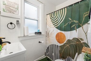 Haartrockner, Handtücher, Seife, Toilettenpapier