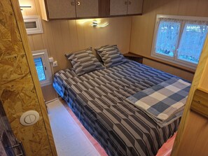 2 bedrooms, travel crib, bed sheets