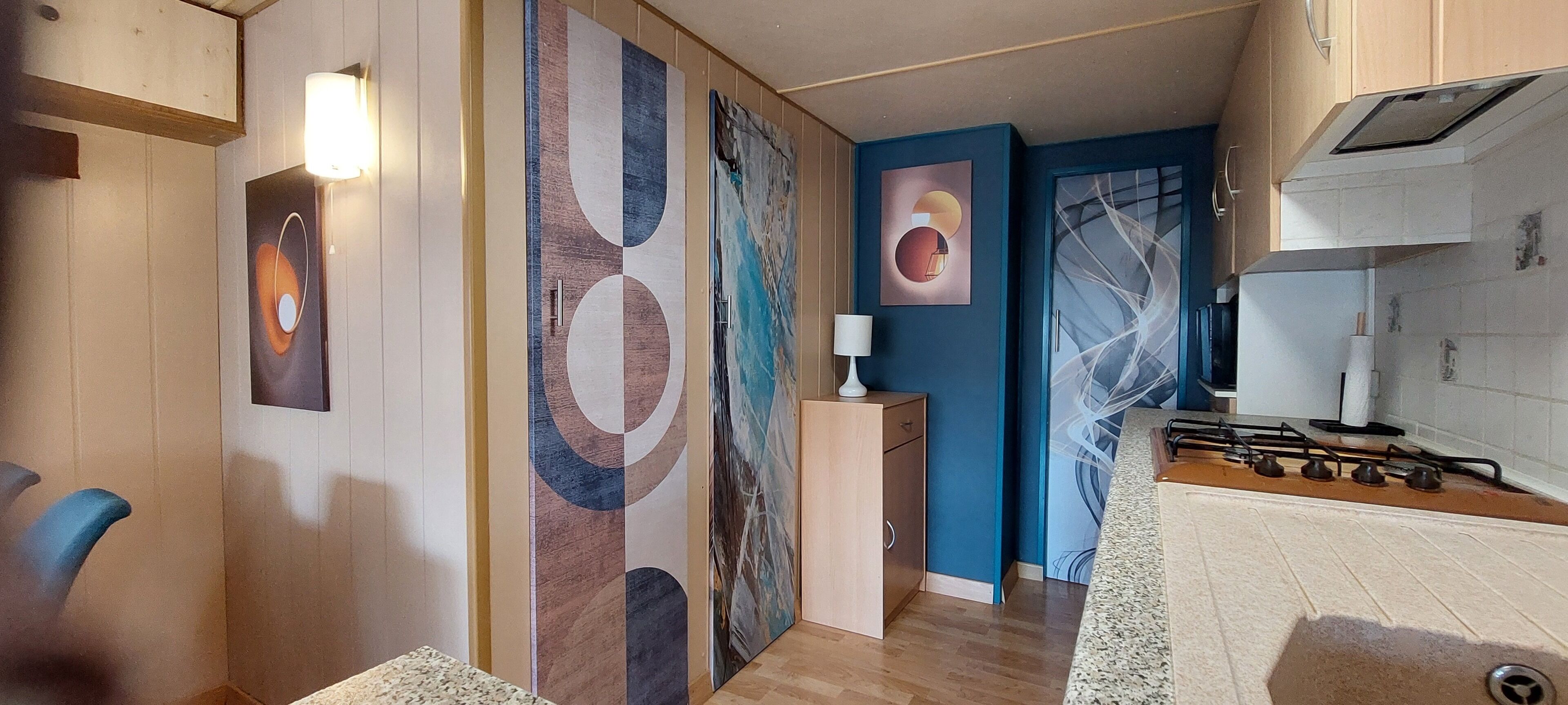 Jääkaappi, mikroaaltouuni, kahvin-/teenkeitin, vedenkeitin