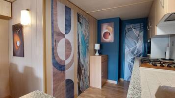 JÀÀkaappi, mikroaaltouuni, kahvin-/teenkeitin, vedenkeitin