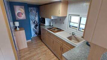 Refrigerador, microondas, cafetera y tetera y tetera eléctrica