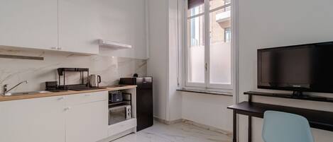 Een koelkast, een microgolfoven, een kookplaat, een broodrooster