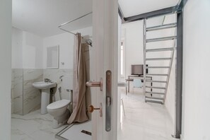 Dusche, Haartrockner, Bidet, Handtücher
