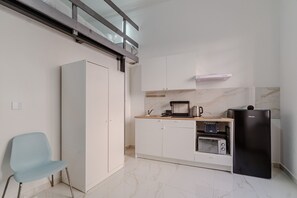 Geladeira, micro-ondas, cooktop, torradeira