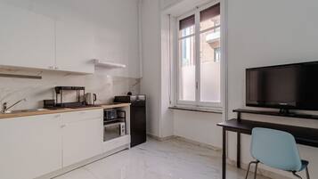 Kühlschrank, Mikrowelle, Herdplatte, Toaster