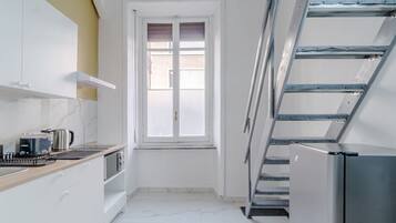 Kühlschrank, Mikrowelle, Herdplatte, Toaster