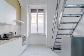 Kühlschrank, Mikrowelle, Herdplatte, Toaster