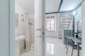 Shower, hair dryer, bidet, towels