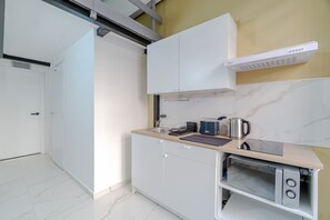 Kühlschrank, Mikrowelle, Herdplatte, Toaster