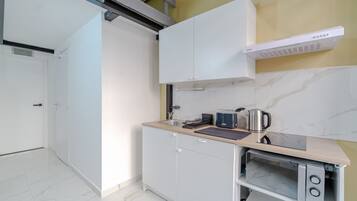 Frigorifero, microonde, piano cottura, tostapane